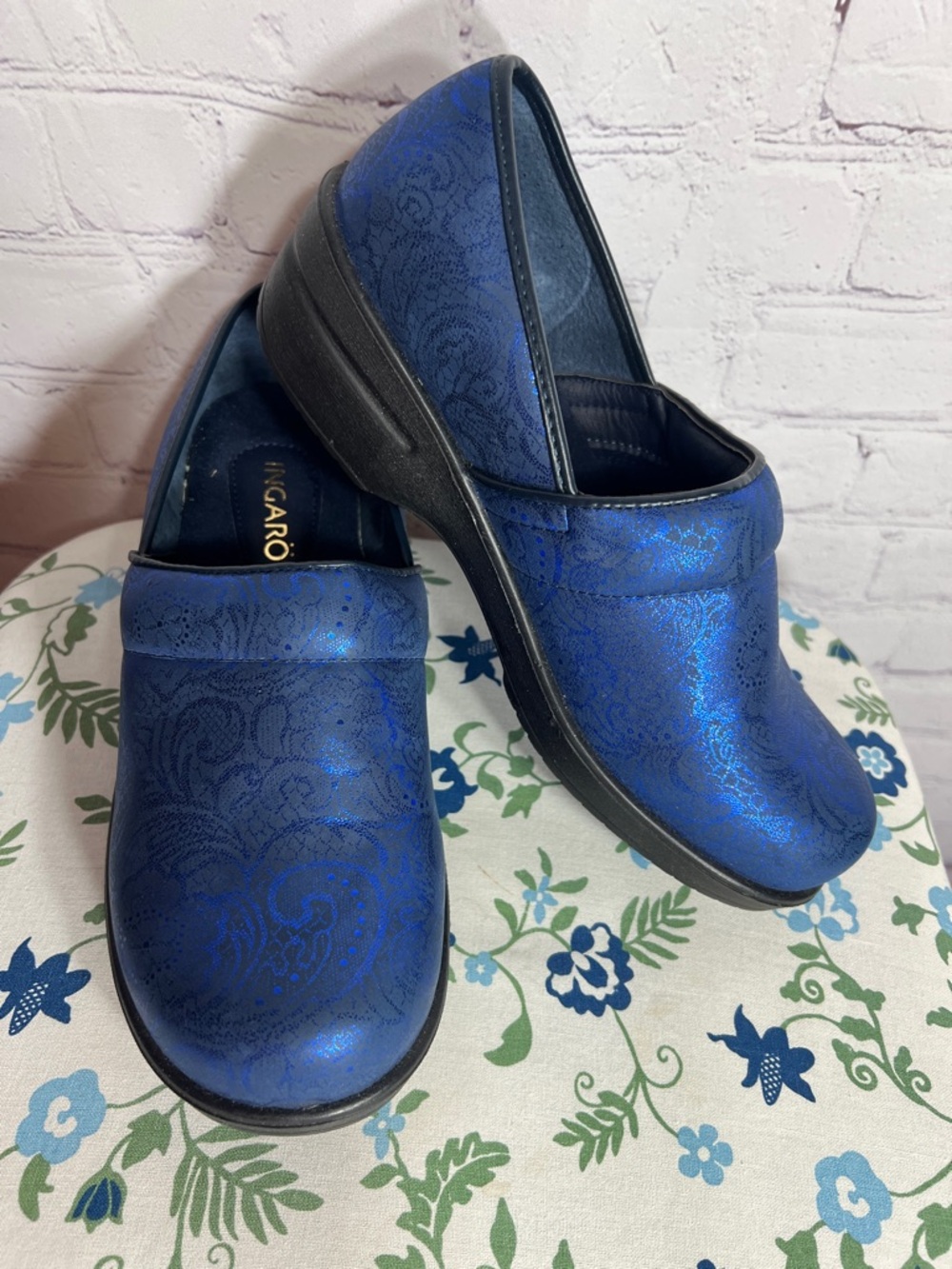 Ingaro Brandy paisley metallic slip resistant nursing clogs
